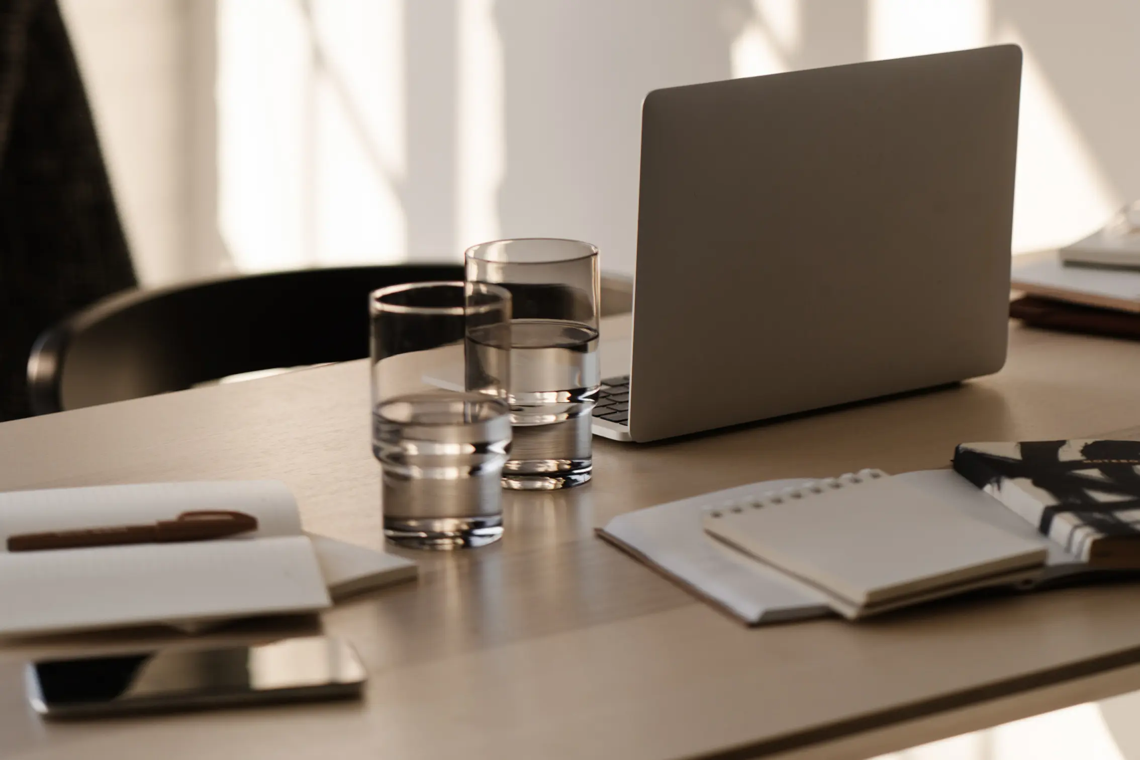 Elegante werkruimte met laptop en notitieboek